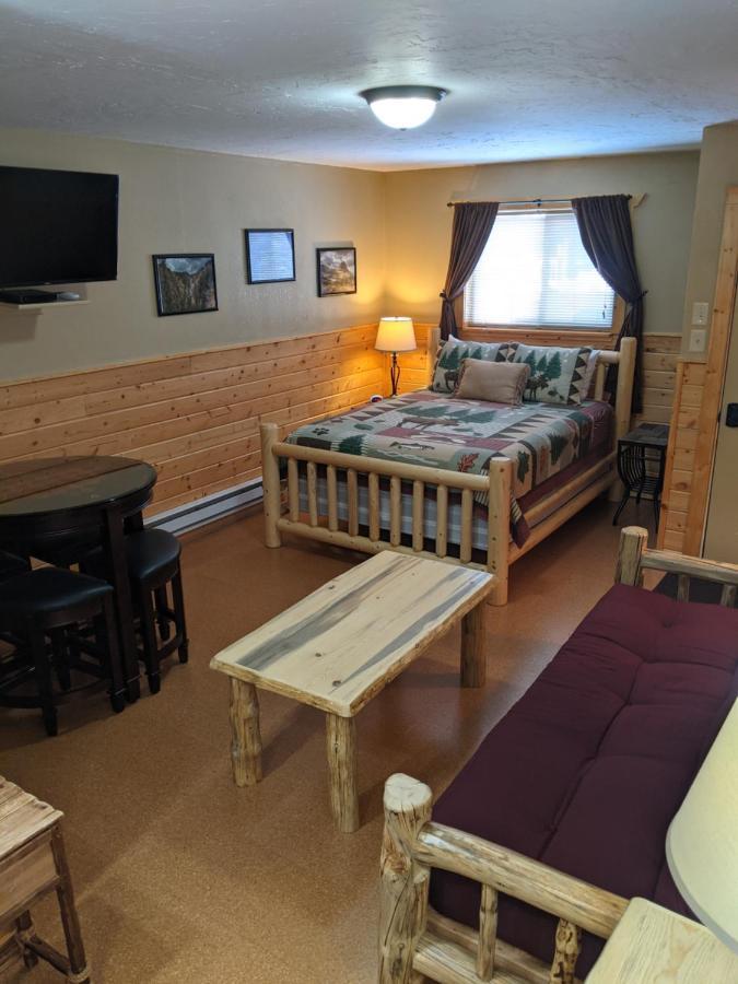 9 Bar W Cabins 西黄石 外观 照片