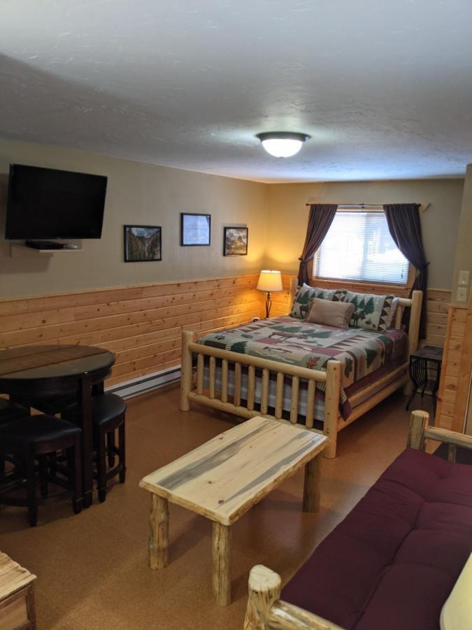 9 Bar W Cabins 西黄石 外观 照片